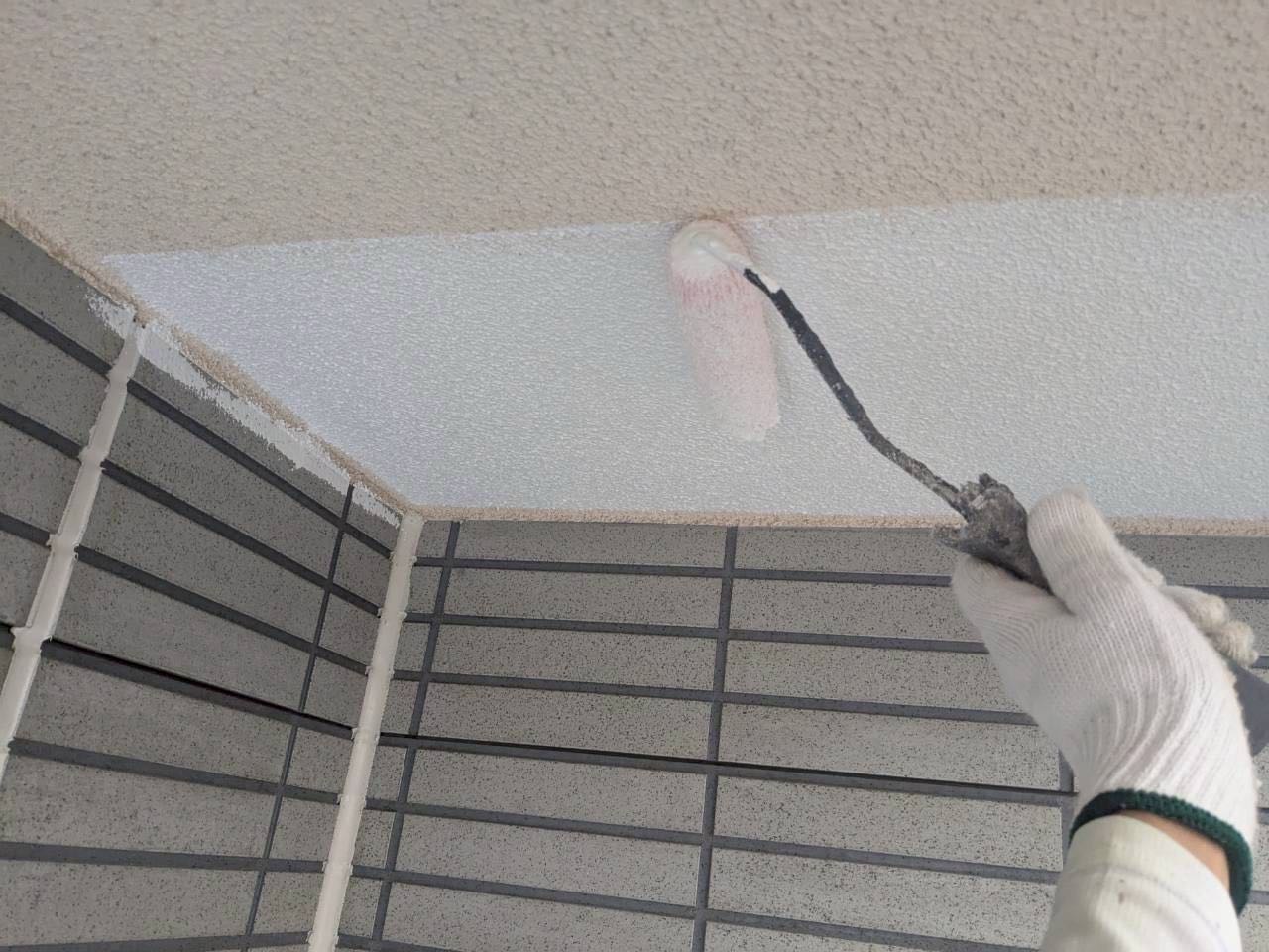 仕上げ塗装1回目です。