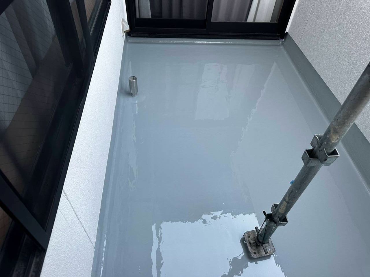 ウレタン防水塗布1回目。