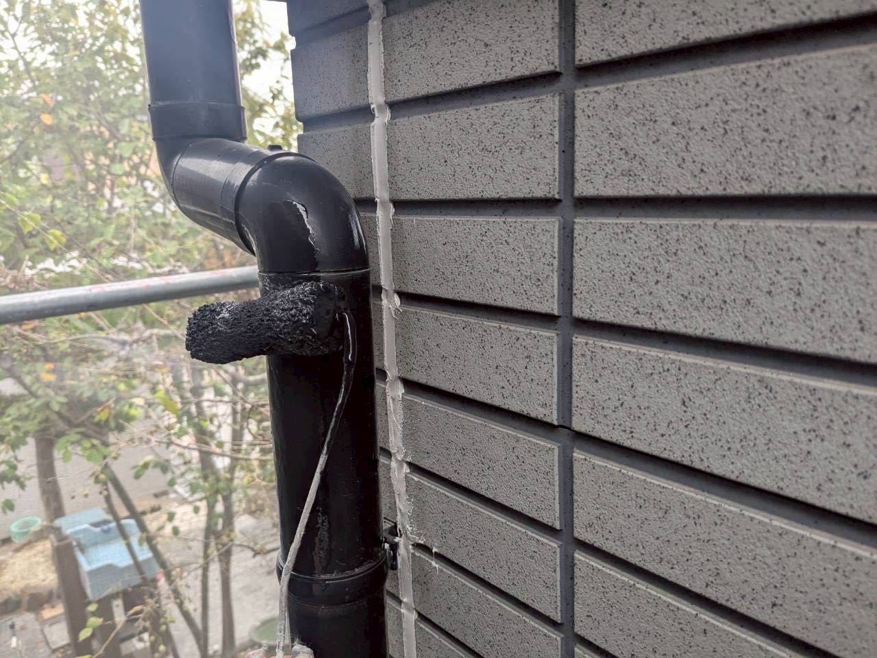 仕上げ塗装1回目です。