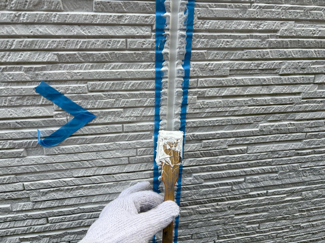 へらで押さえ込みます。