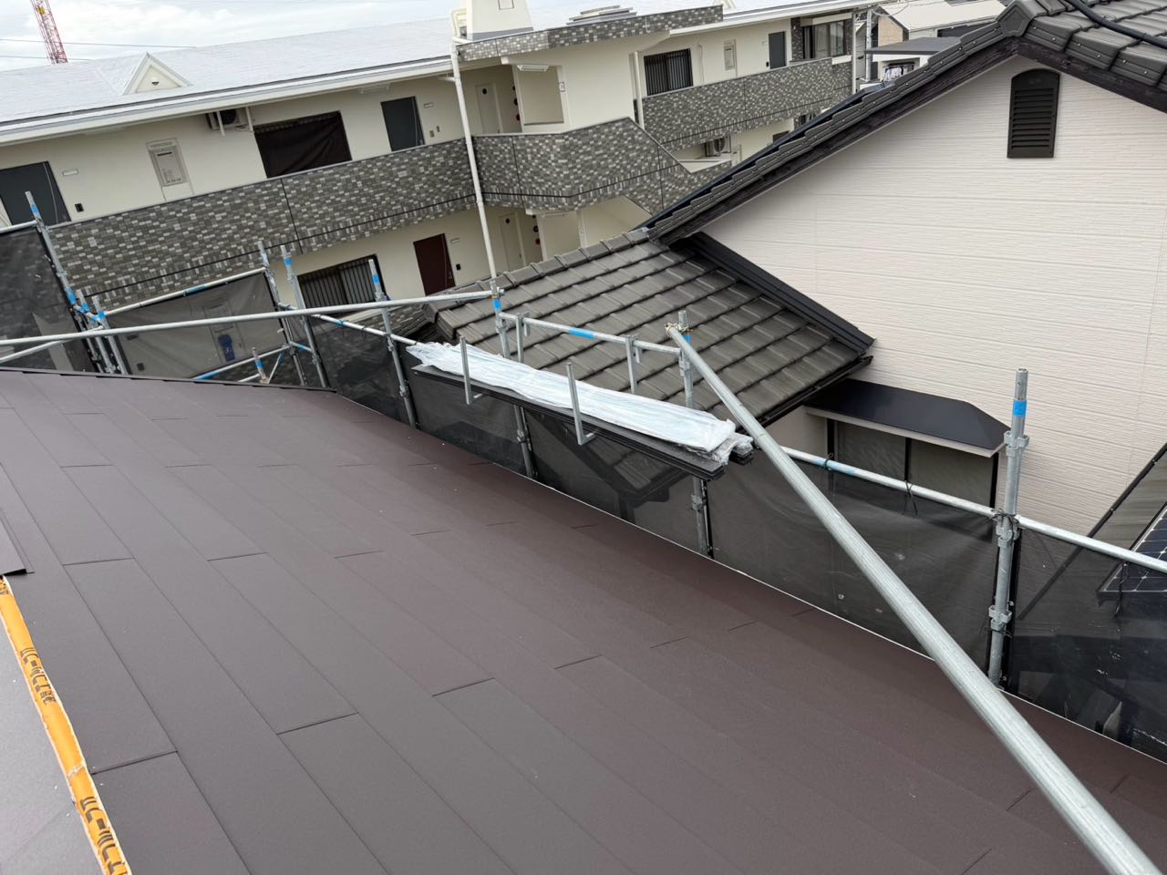 屋根材取り付けです。