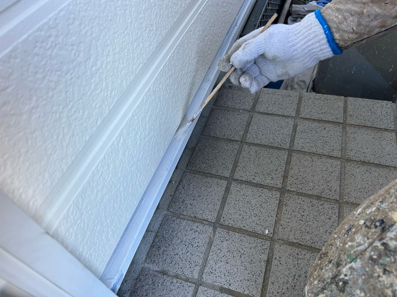 仕上げ塗装1回目です。