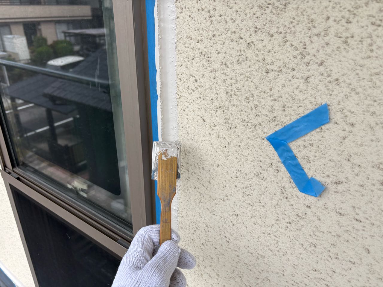 へらで押さえ込みます。