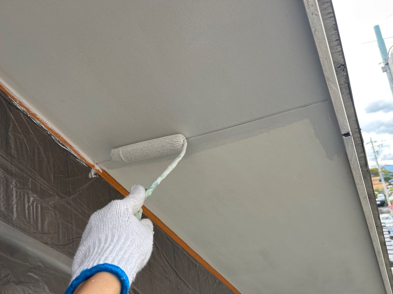 仕上げ塗装1回目です。