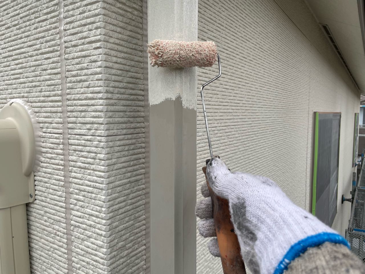 仕上げ塗装1回目です。