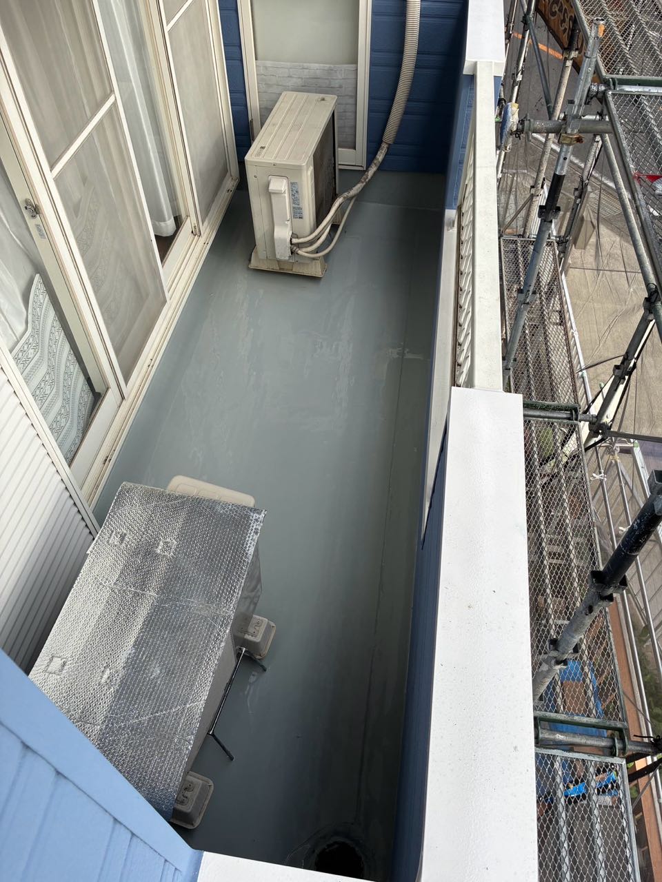 ウレタン防水塗布1回目。