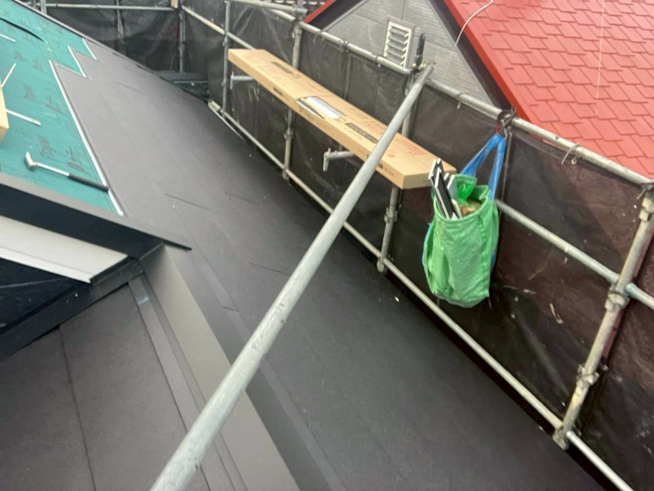 屋根材取り付けです。
