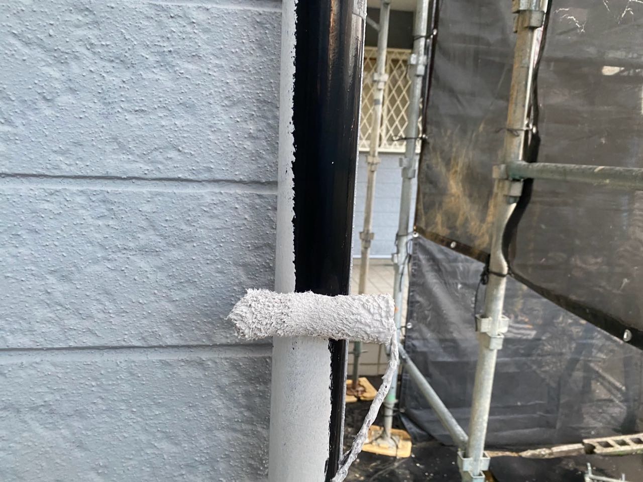 仕上げ塗装1回目です。
