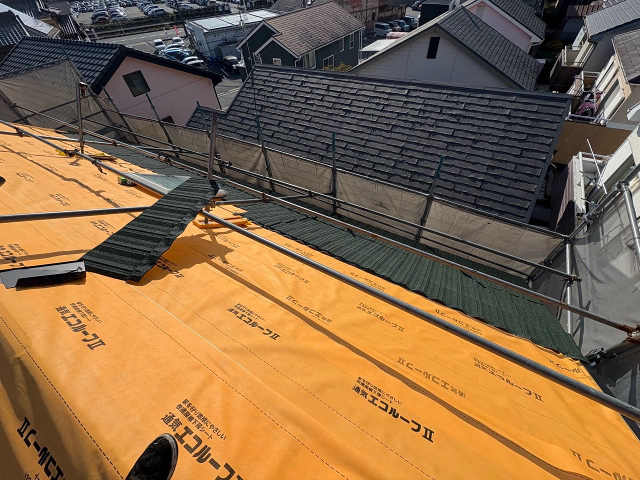 屋根材取り付けです。