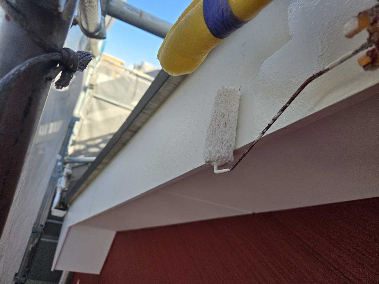 仕上げ塗装1回目です。
