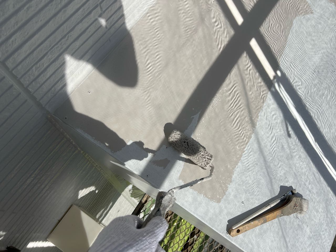 仕上げ塗装1回目です。
