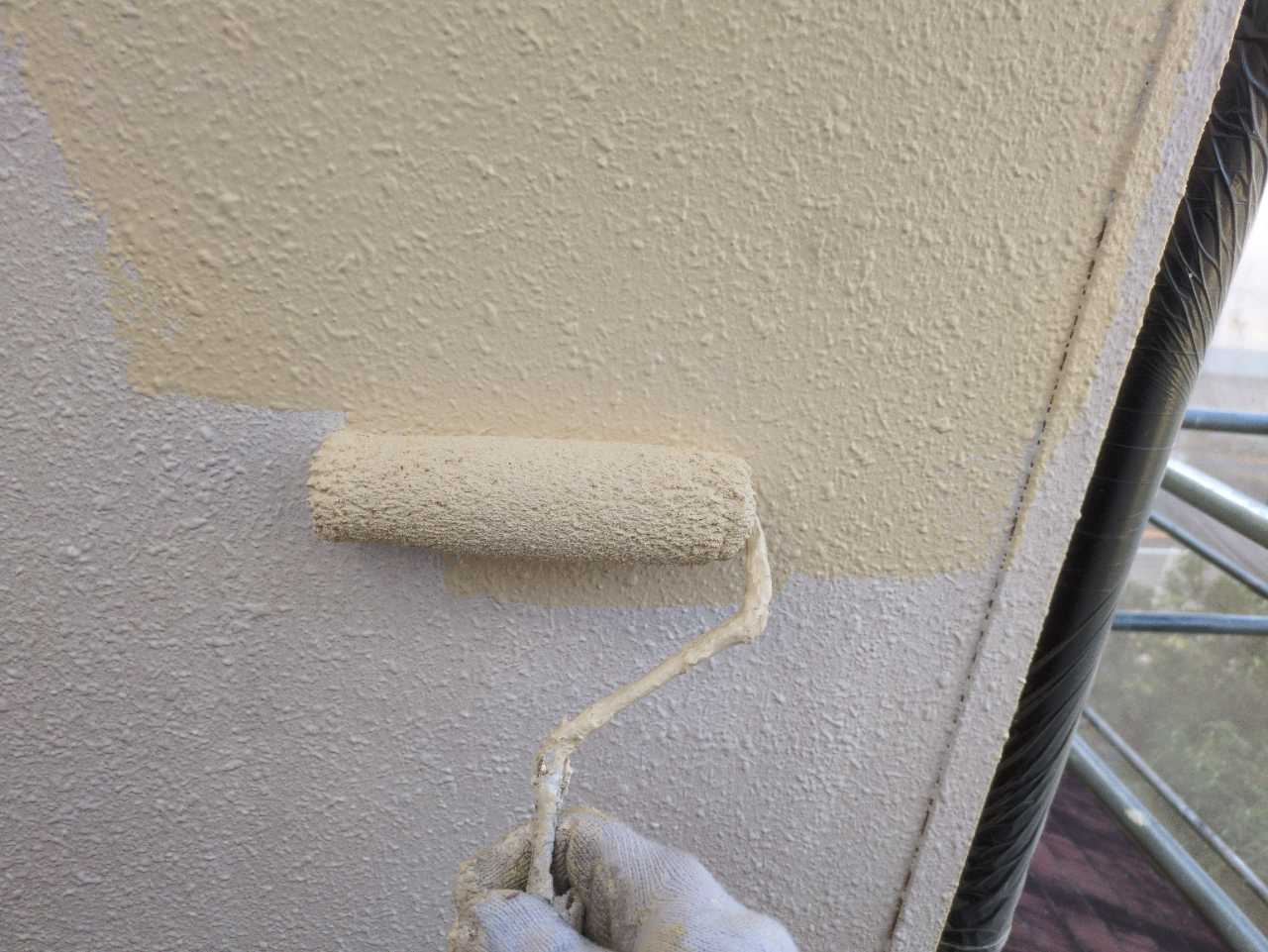 仕上げ塗装1回目です。