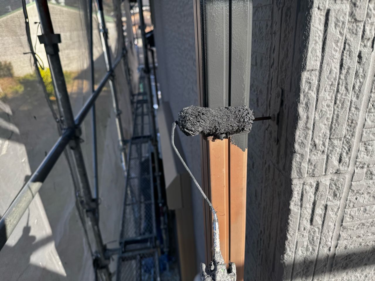 仕上げ塗装1回目です。