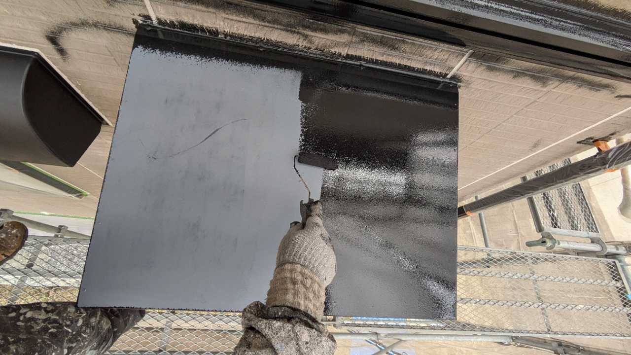 仕上げ塗装1回目です。