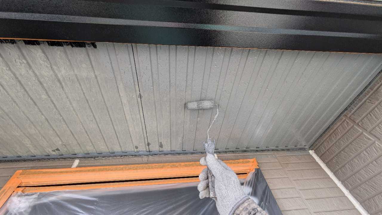 仕上げ塗装1回目です。