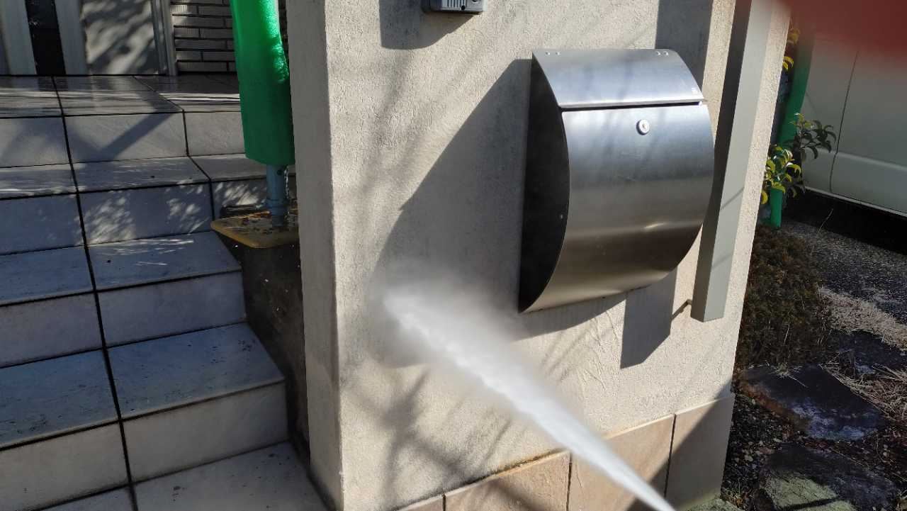 高圧洗浄します。