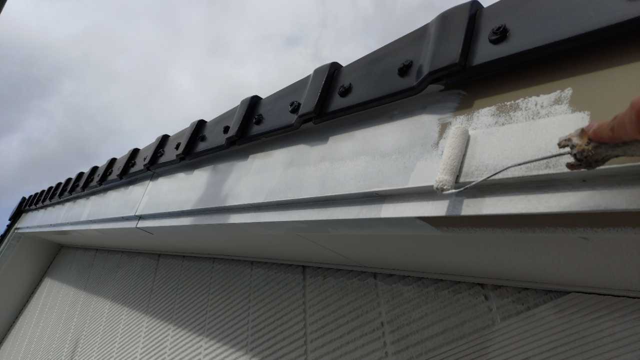 仕上げ塗装1回目です。