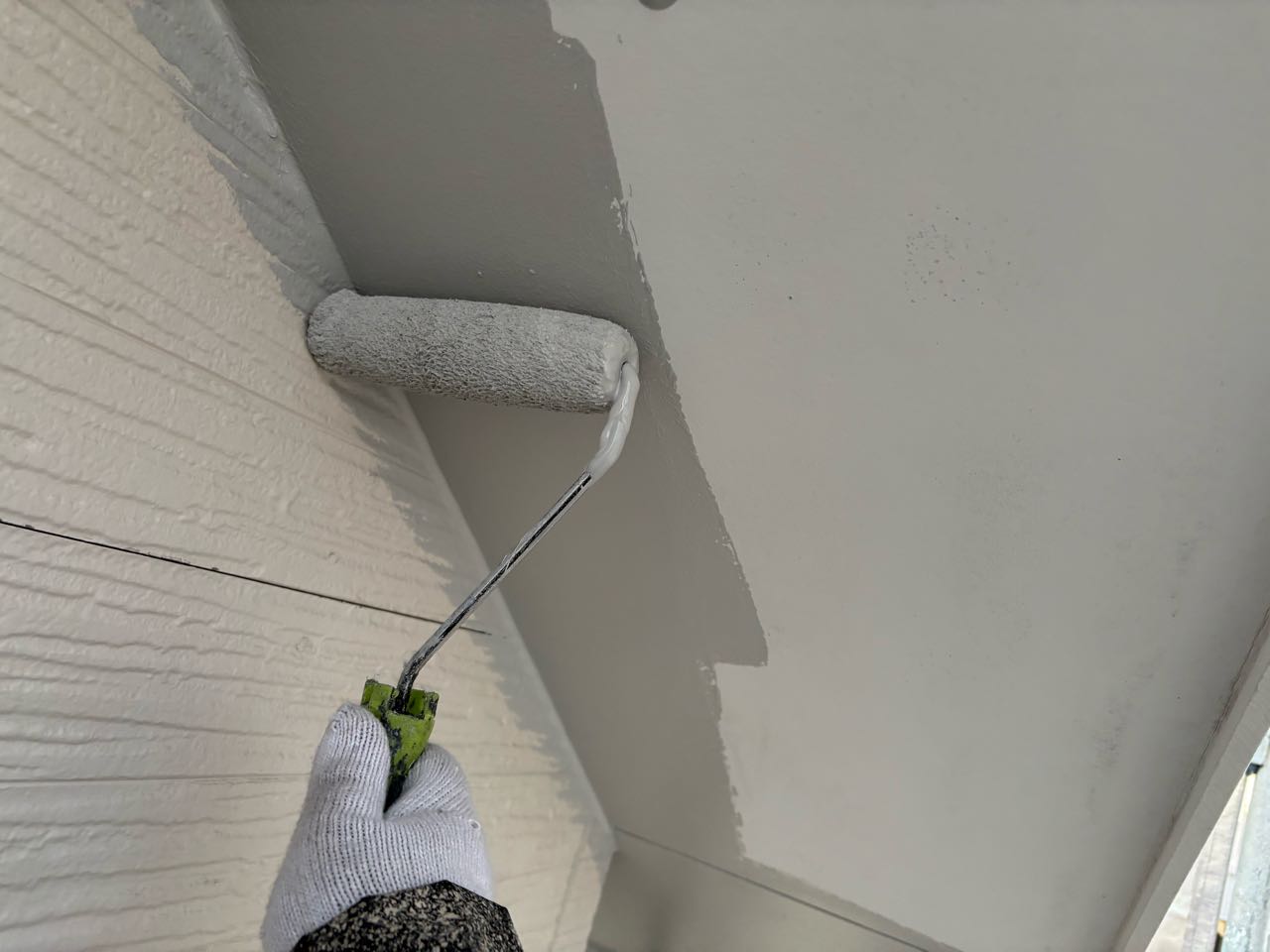 仕上げ塗装1回目です。