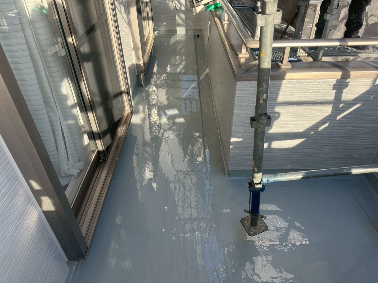 ウレタン防水塗布1回目。