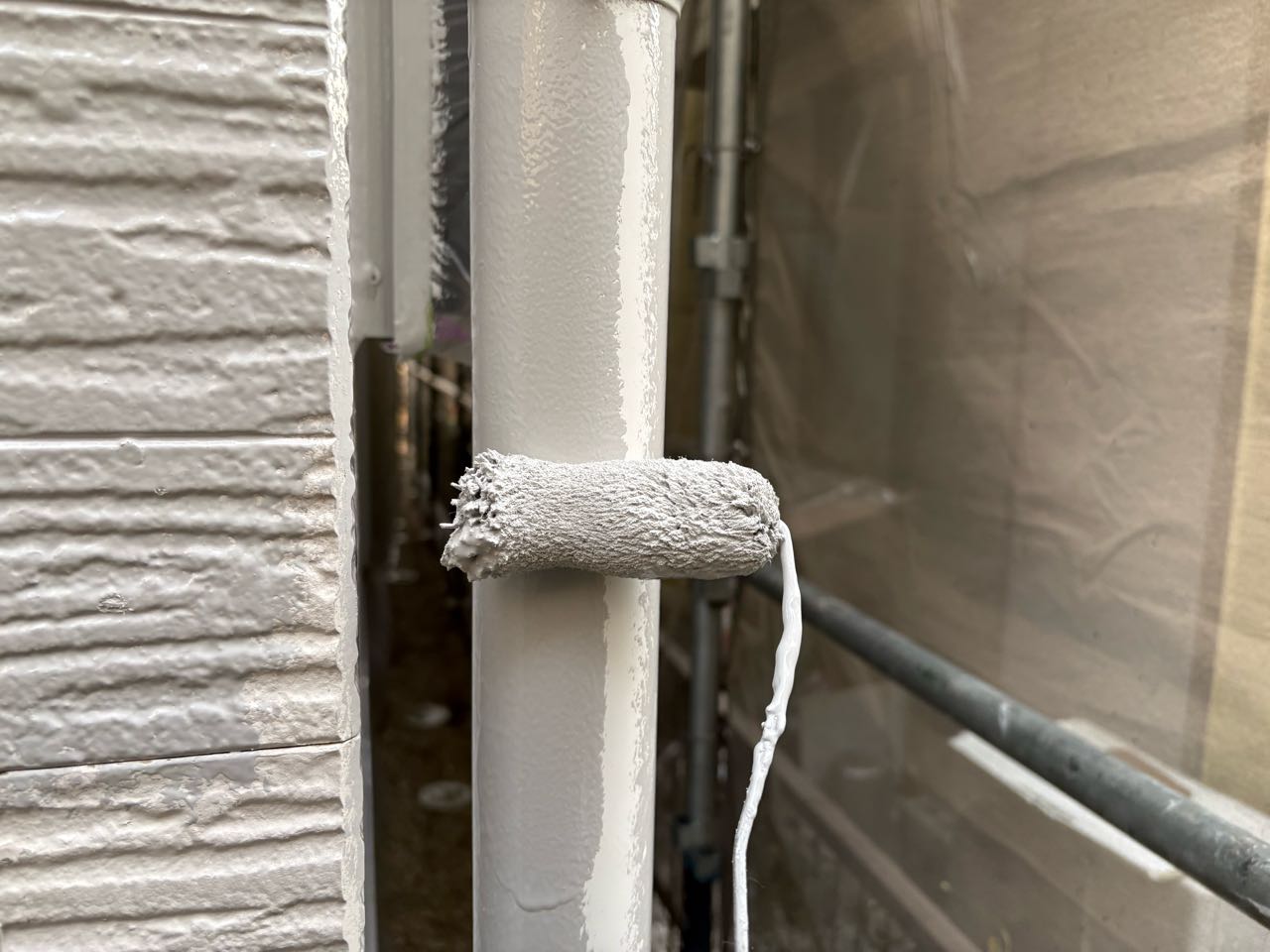仕上げ塗装1回目です。