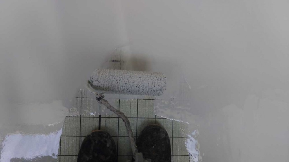 ウレタン防水塗布1回目。