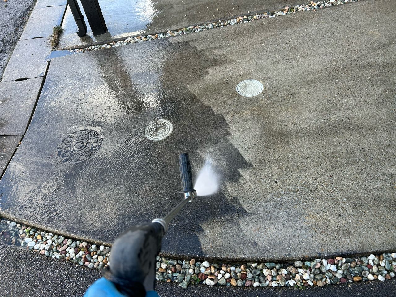 高圧洗浄します。