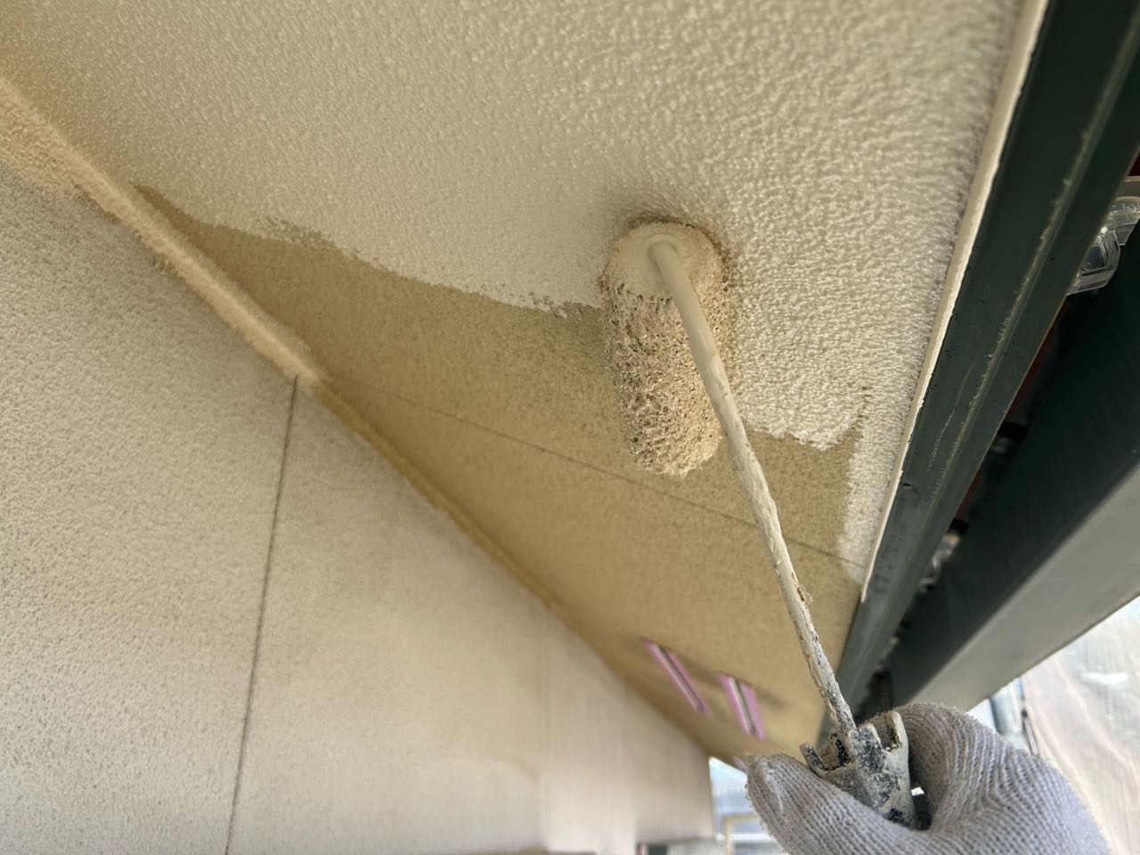 仕上げ塗装1回目です。