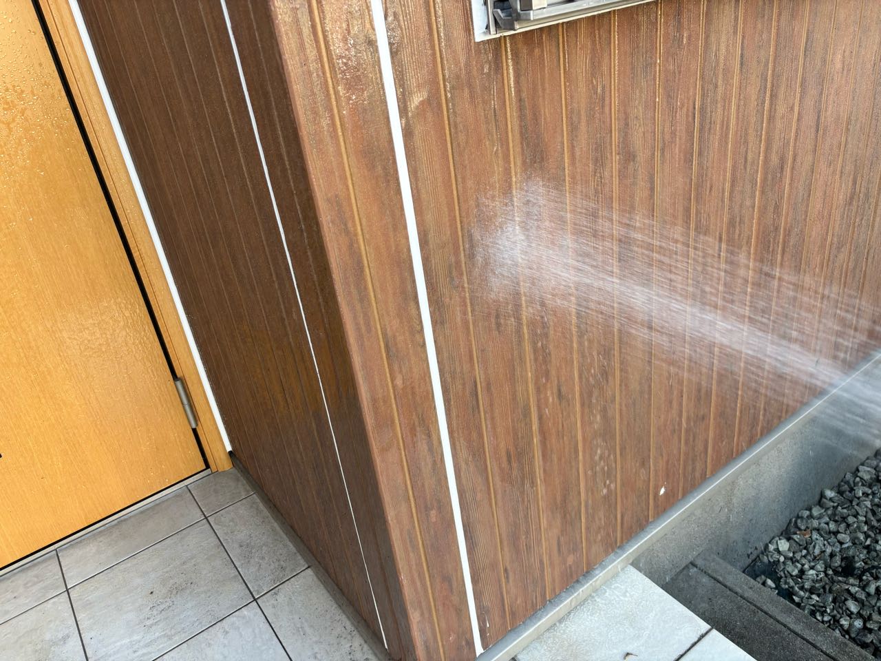 高圧洗浄します。