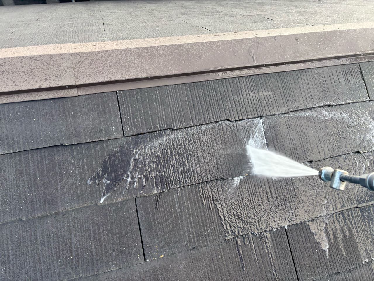 高圧洗浄します。
