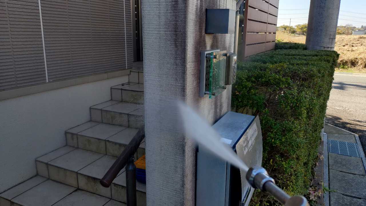 高圧洗浄します。