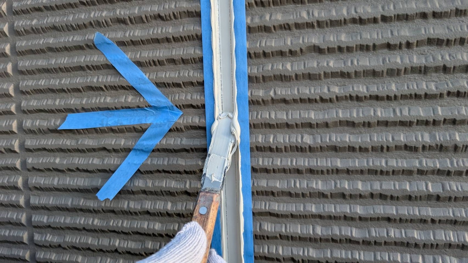 へらで押さえ込みます。