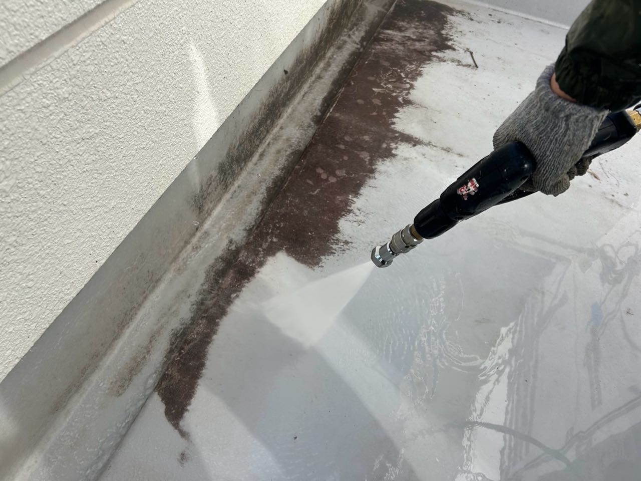 高圧洗浄します。