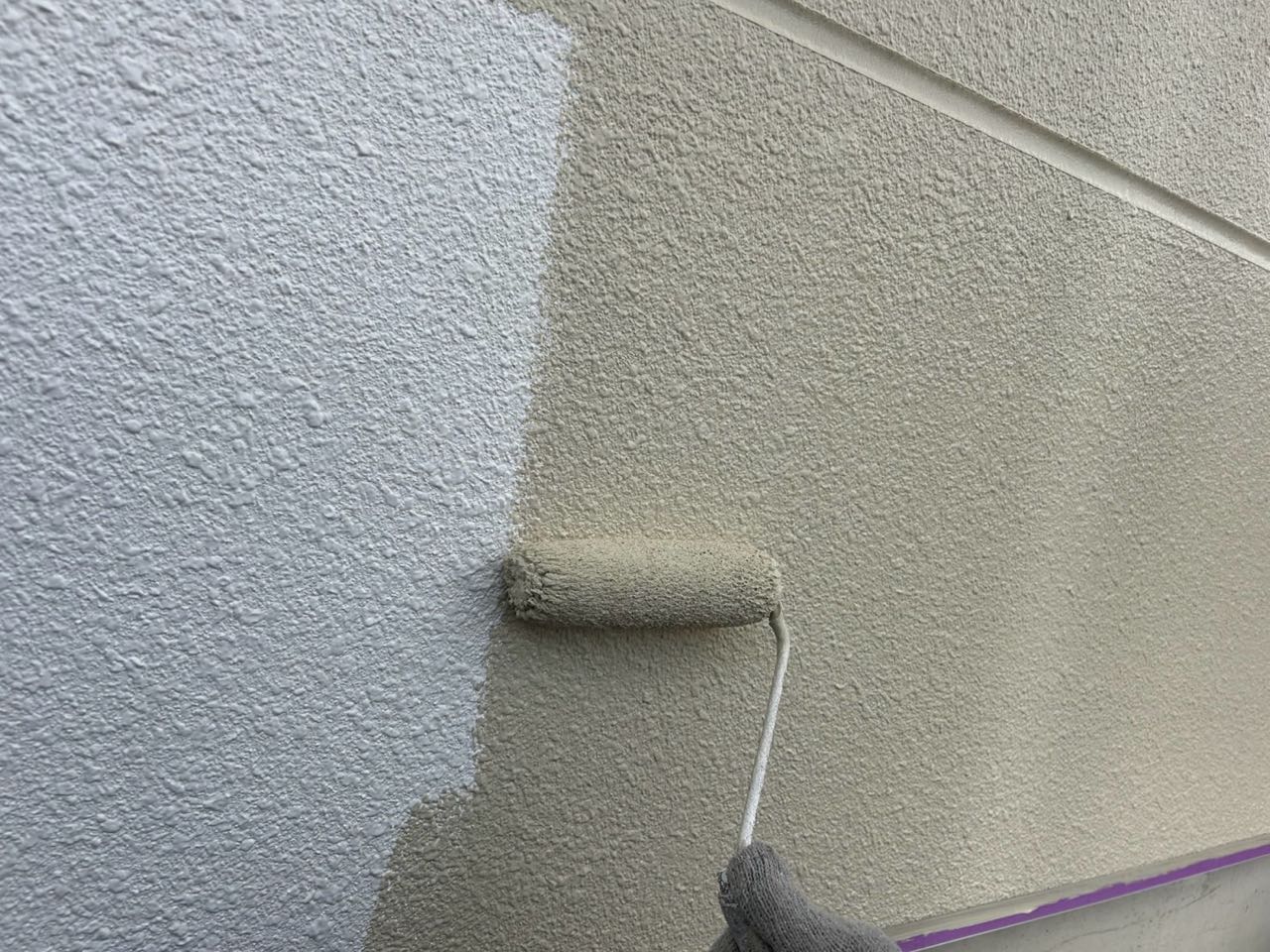 仕上げ塗装1回目です。