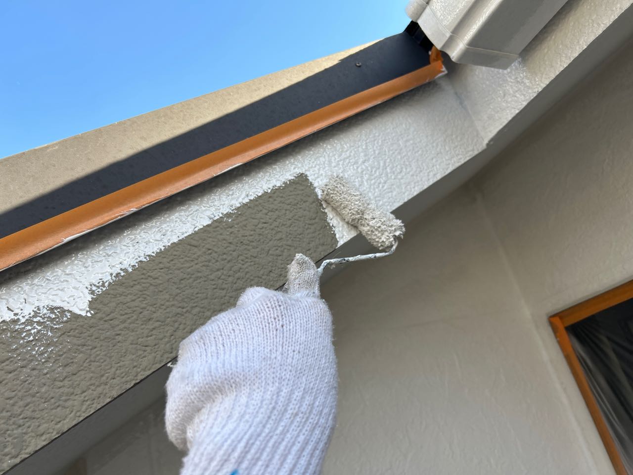 仕上げ塗装1回目です。