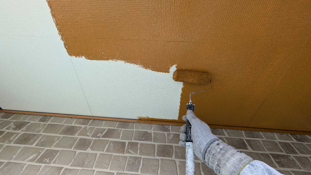 仕上げ塗装1回目です。