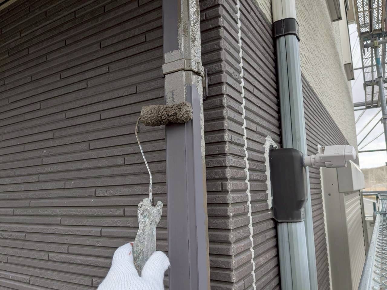 仕上げ塗装1回目です。