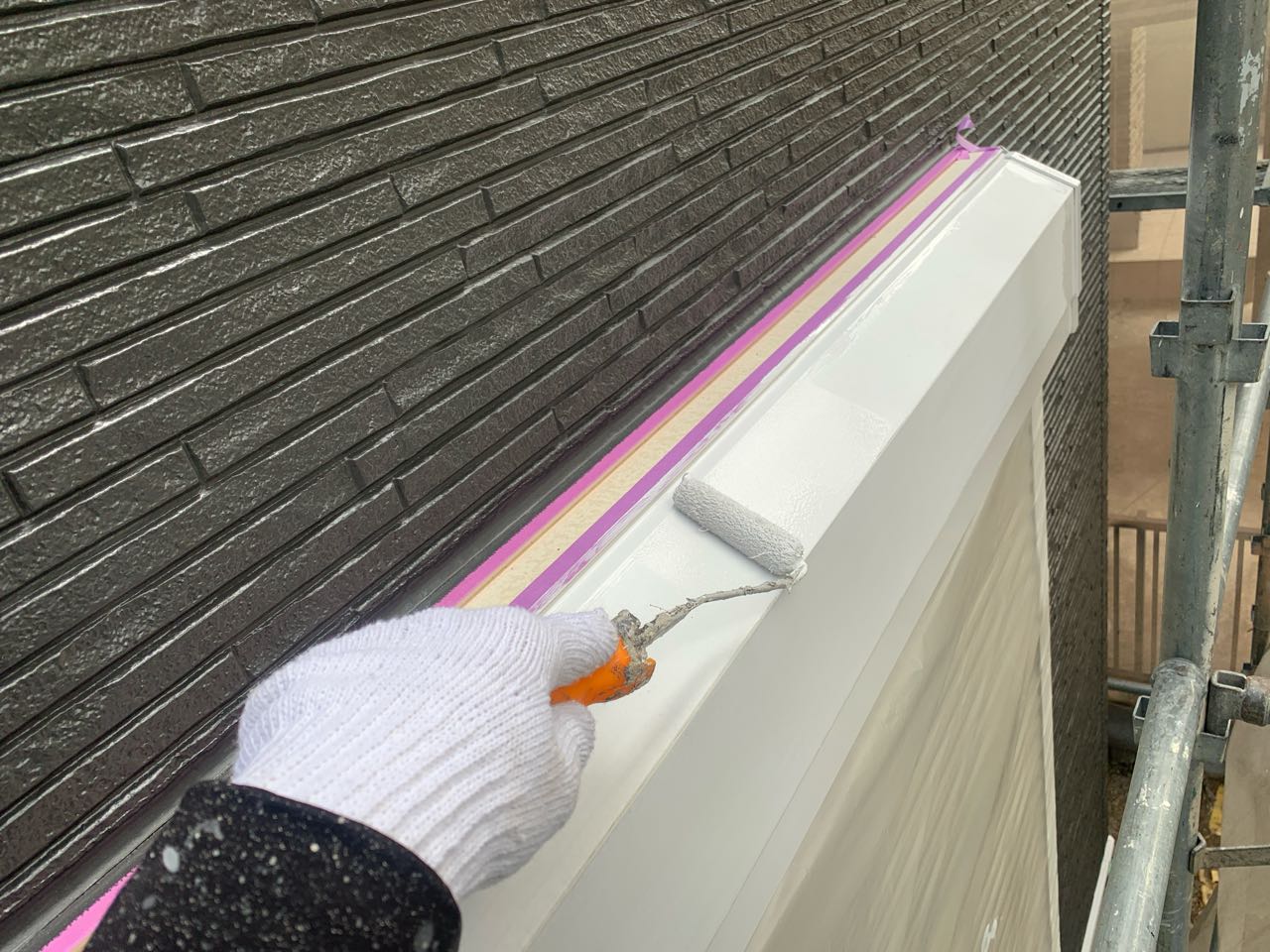 仕上げ塗装1回目です。