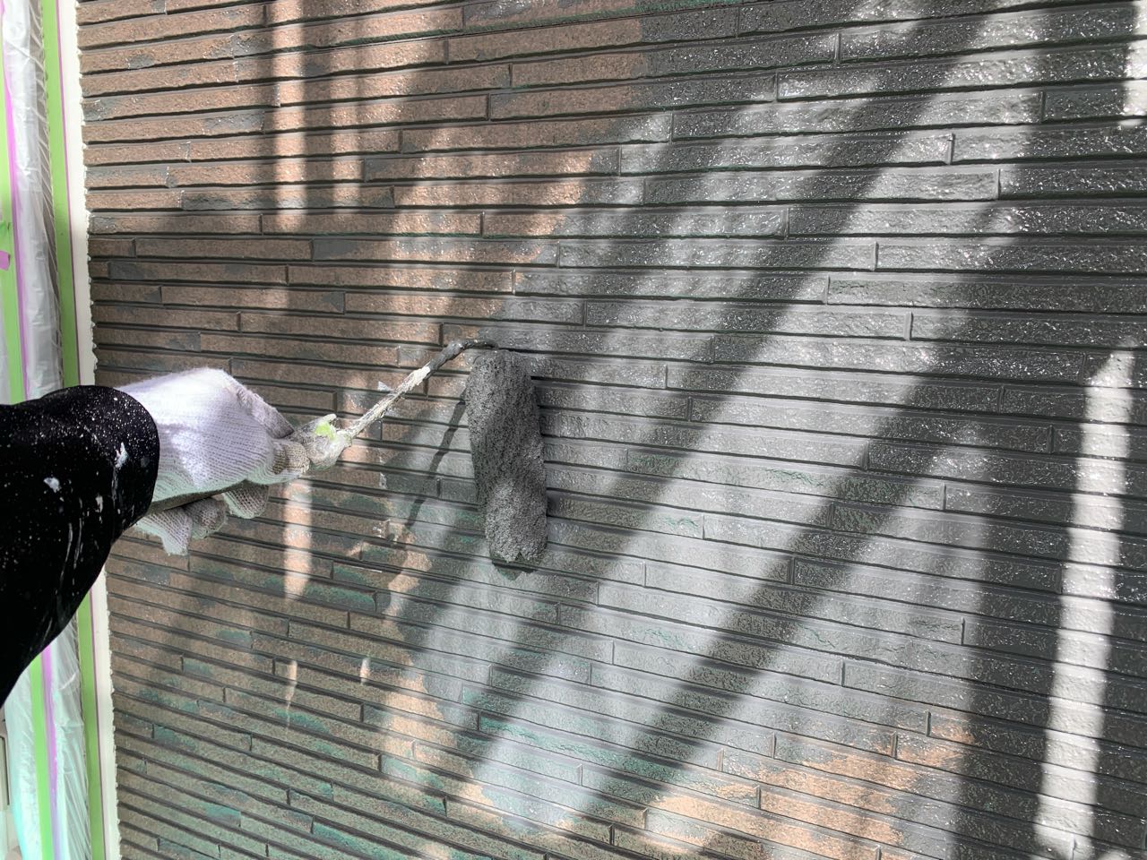 仕上げ塗装1回目です。