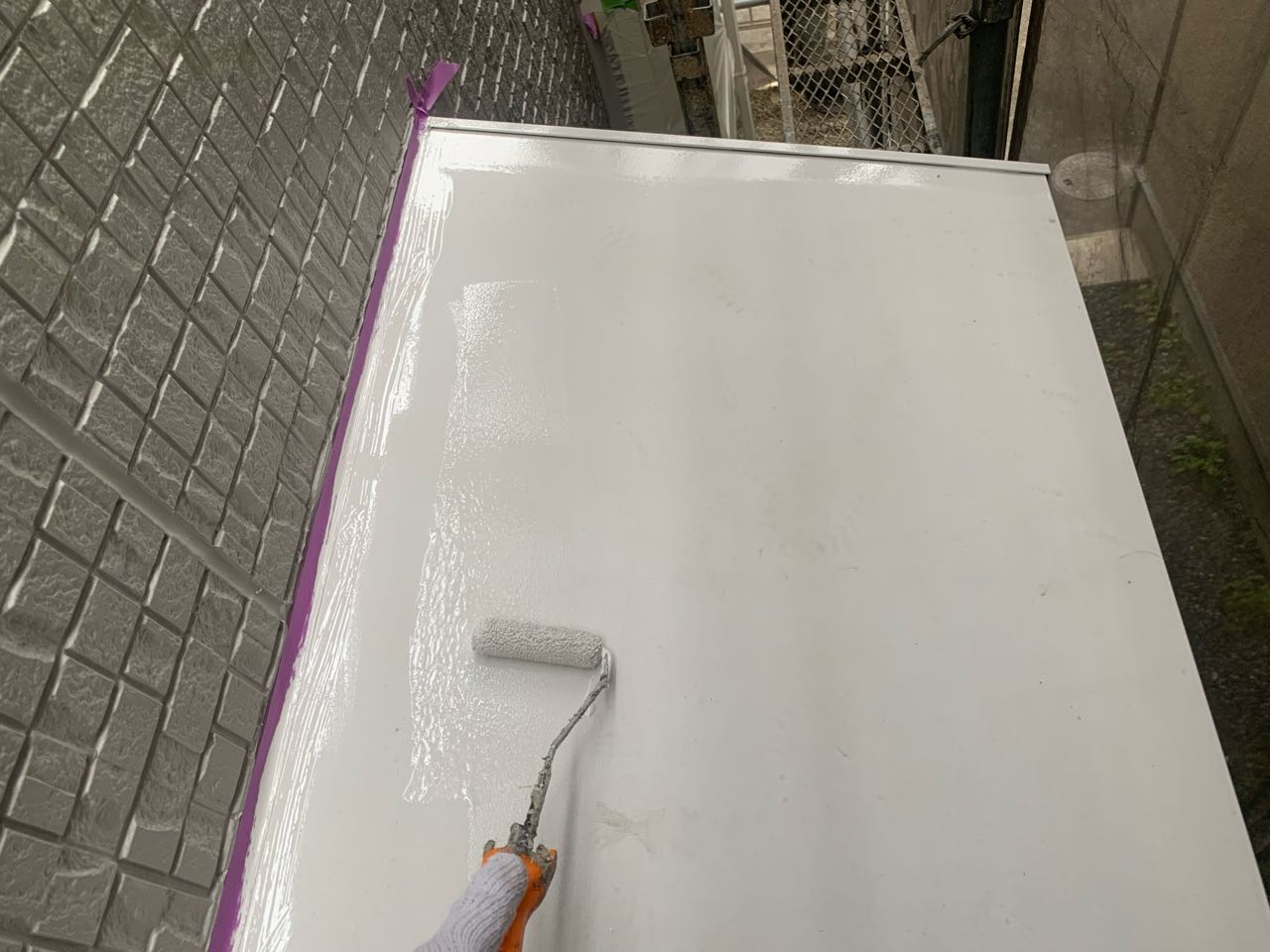 仕上げ塗装1回目です。