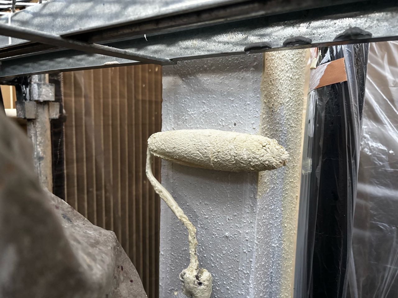 仕上げ塗装1回目です。