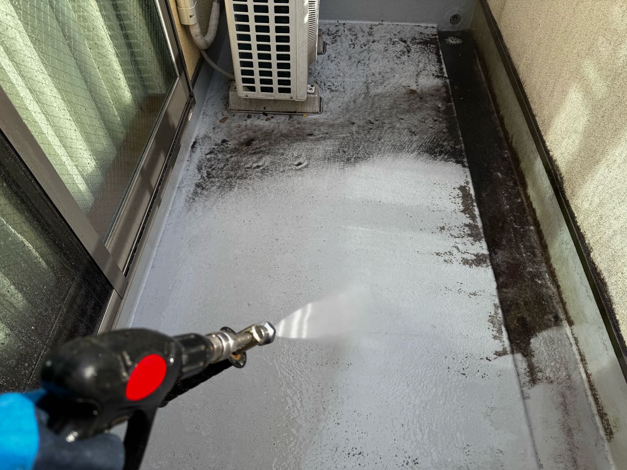 高圧洗浄します。