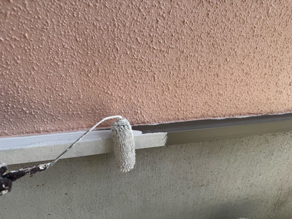 仕上げ塗装1回目です。