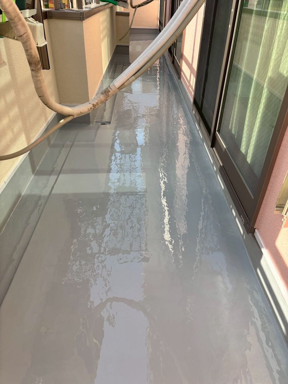 ウレタン防水塗布1回目。