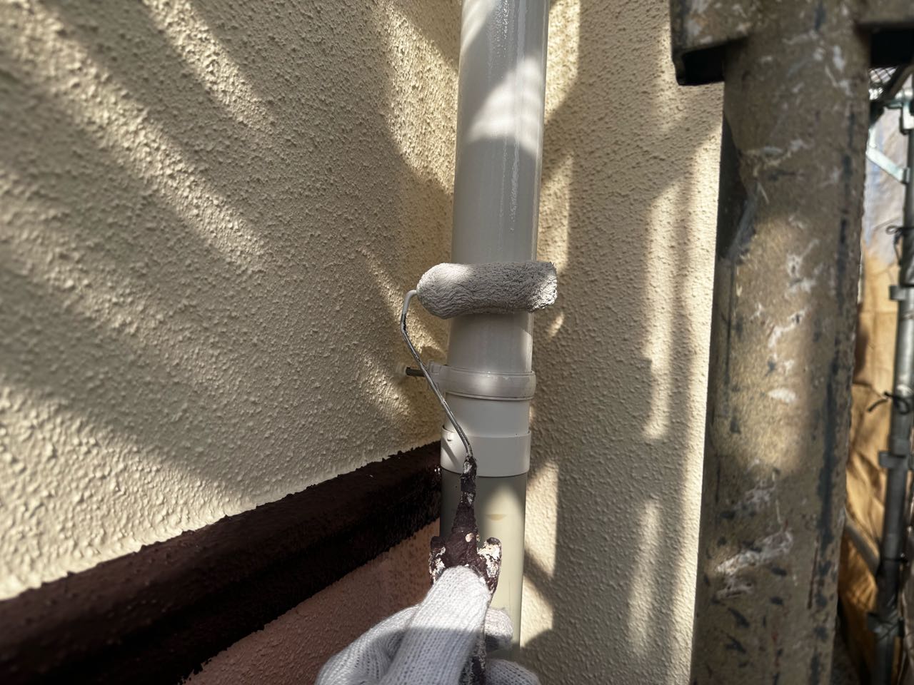 仕上げ塗装1回目です。