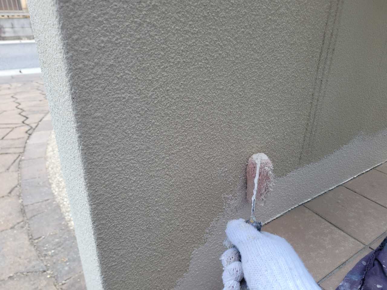 仕上げ塗装1回目です。