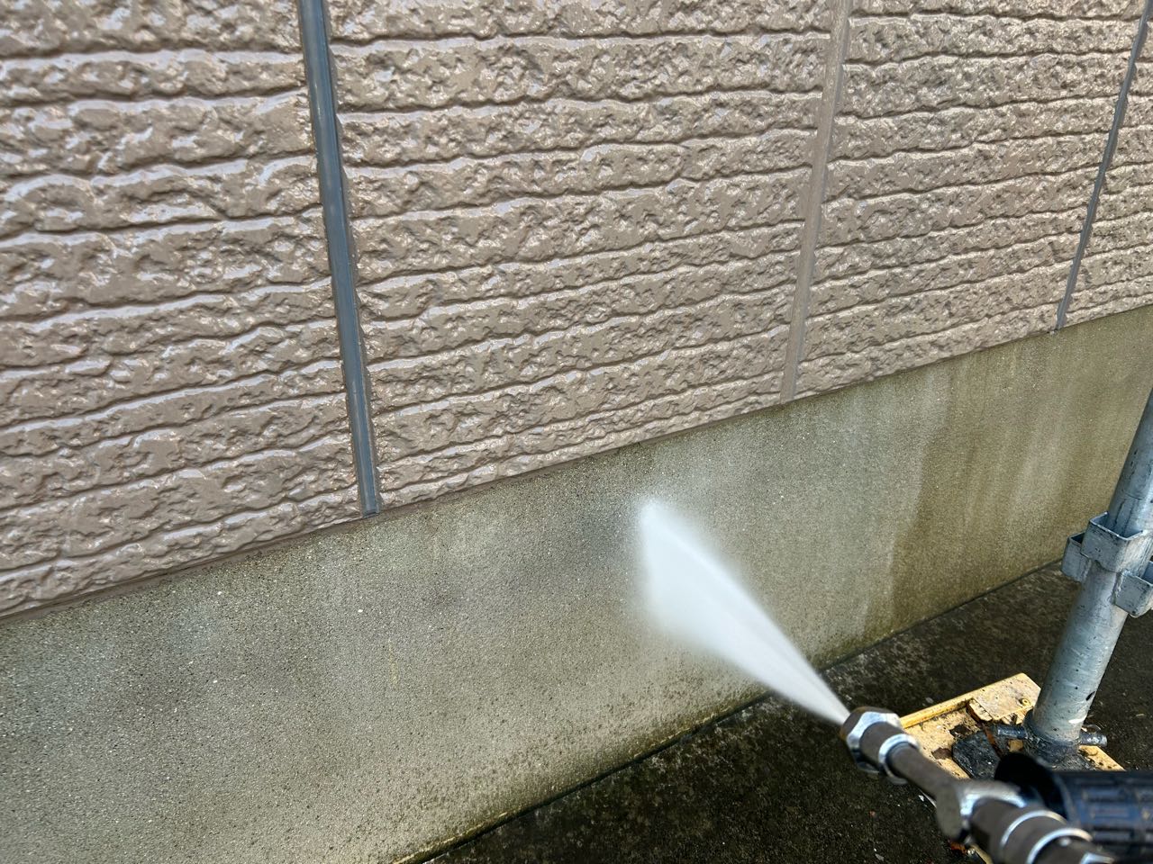 高圧洗浄します。