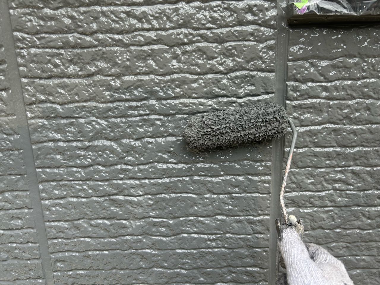 仕上げ塗装1回目です。