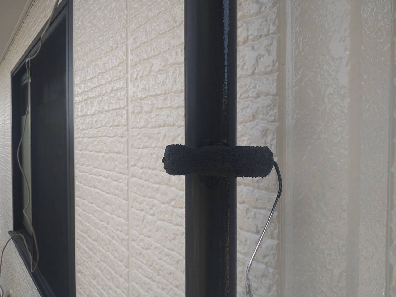 仕上げ塗装1回目です。