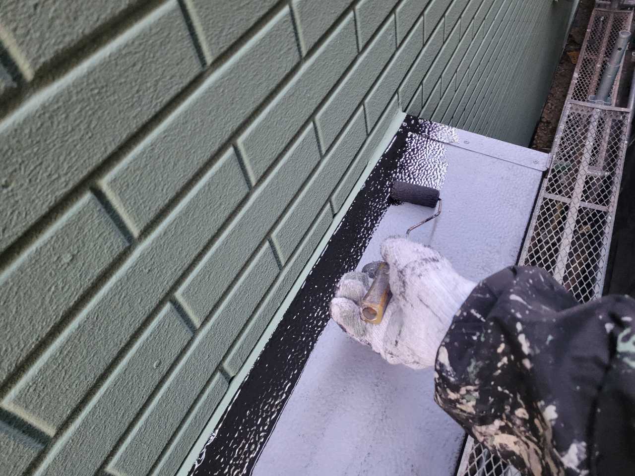 仕上げ塗装1回目です。