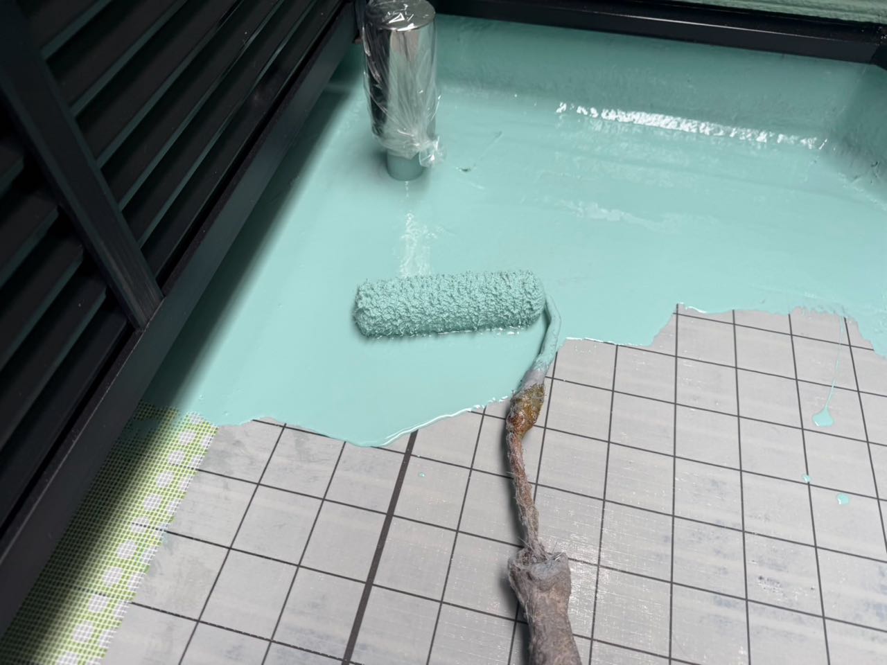 ウレタン防水塗布1回目。